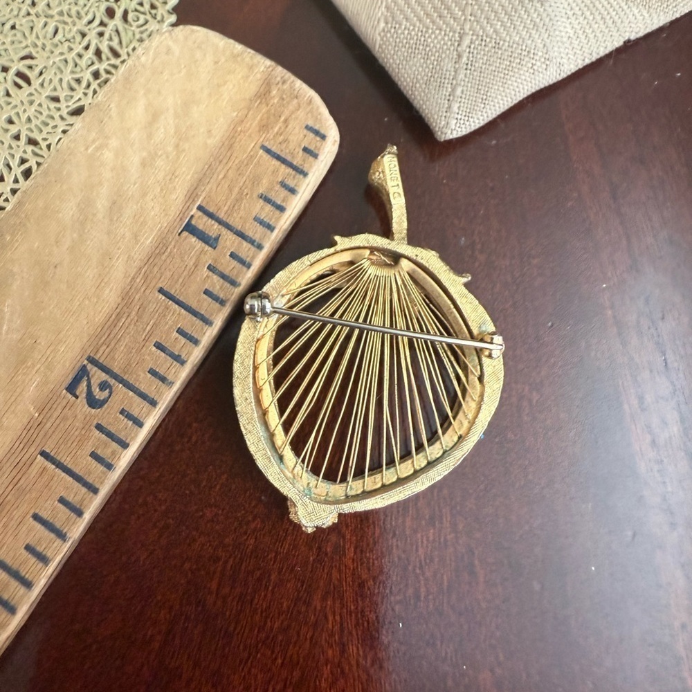Vintage Stamped Monet Gold Tone Brooch - Picture 3 of 3